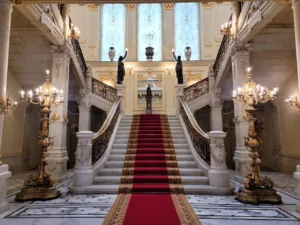 رحلة داخل قصر عابدين.. القصر الذي شهد على عظمة حكّام مصر