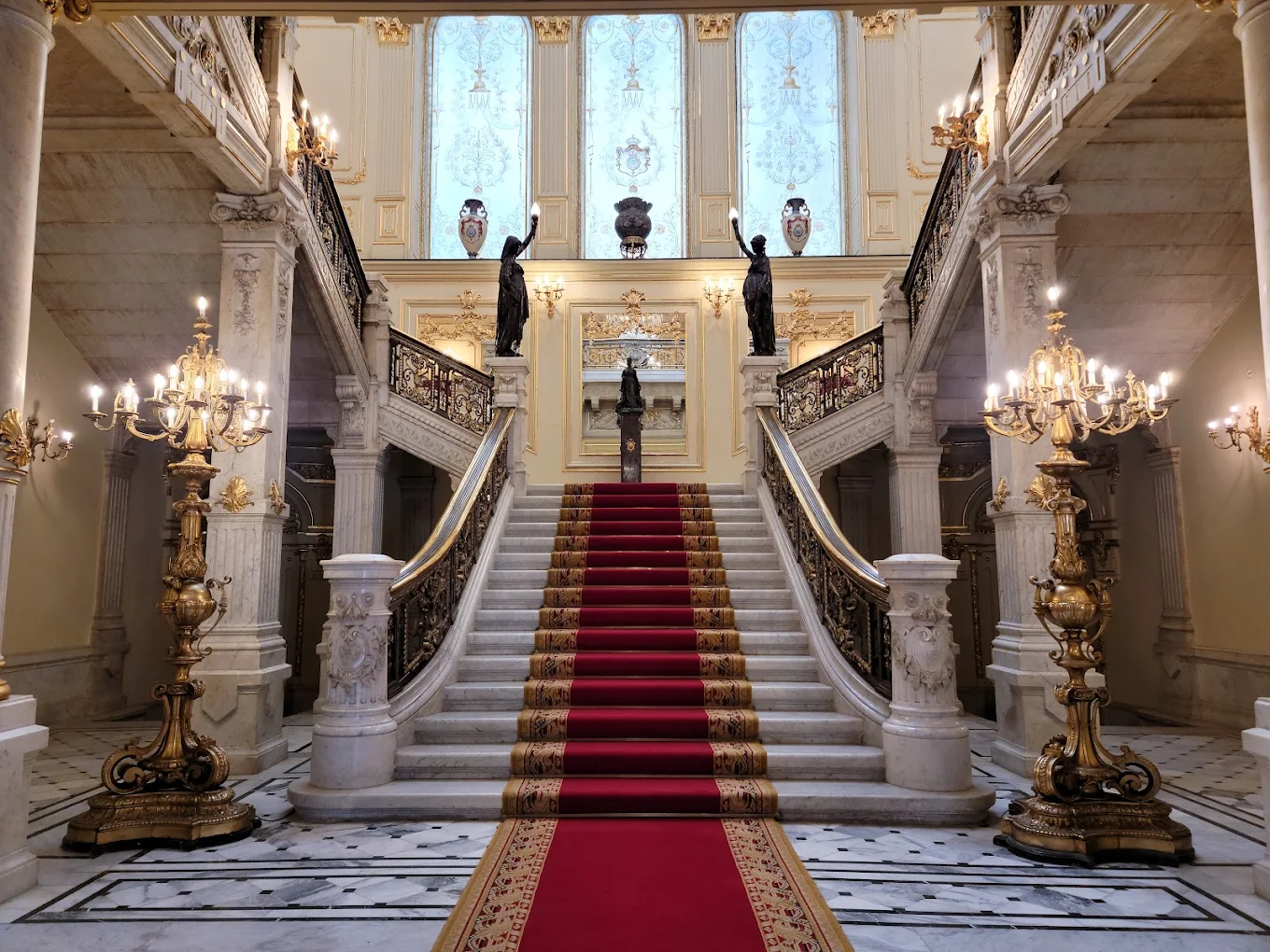 رحلة داخل قصر عابدين.. القصر الذي شهد على عظمة حكّام مصر