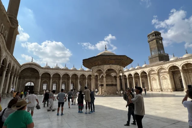 تُعتبر قلعة صلاح الدين الأيوبي واحدة من أهم المعالم الإسلامية والتاريخية في القاهرة، فهي شاهد على روعة العمارة العسكرية الإسلامية ومكان يروي تاريخ مصر عبر العصور. وبداخلها يسطع جمال مسجد محمد علي المعروف باسم “مسجد المرمر” بقبابه البيضاء التي تزين سماء القاهرة. مع تريند أم الدنيا مصر للسياحة، يمكنك الاستمتاع بجولة متكاملة داخل القلعة ومسجد محمد علي، حيث نوفر لك مرشدًا سياحيًا متخصصًا ليأخذك في رحلة عبر الزمن، تكتشف فيها أسرار القلعة وقصص المعارك التي شهدتها، بالإضافة إلى تفاصيل بناء المسجد الذي يُعد تحفة معمارية مميزة. تتيح لك الجولة فرصة رائعة للاستمتاع بإطلالة بانورامية خلابة على مدينة القاهرة من أعلى القلعة، والتقاط أجمل الصور التذكارية مع هذا المنظر الساحر. كما يمكنك التجول في ساحات القلعة وزيارة المتاحف التي تضم مقتنيات عسكرية وتاريخية نادرة. اختيارك لـ تريند أم الدنيا مصر للسياحة يعني الاستمتاع برحلة سياحية مريحة، سيارات حديثة، برامج مرنة تناسب العائلات والأفراد والمجموعات، بالإضافة إلى أسعار تنافسية وخدمة راقية تهدف دائمًا إلى جعل رحلتك تجربة لا تُنسى. احجز الآن جولتك في قلعة صلاح الدين ومسجد محمد علي مع تريند أم الدنيا مصر للسياحة، واكتشف بنفسك تاريخًا مجيدًا يجمع بين القوة الروحية والعسكرية في قلب القاهرة.1