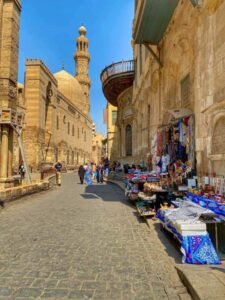 رحلة عبر الزمن إلى خان الخليلي وشارع المعز في قلب القاهرة الفاطمية مع تريند أم الدنيا مصر للسياحة