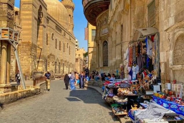 رحلة عبر الزمن إلى خان الخليلي وشارع المعز في قلب القاهرة الفاطمية مع تريند أم الدنيا مصر للسياحة